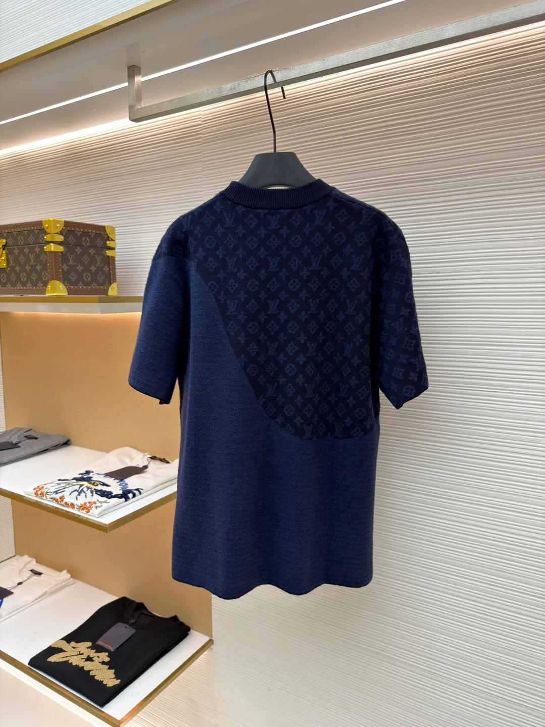 LOUIS VUITTON spliced jacquard knitted short-sleeve ●Original version: purchased and developed by 17276 ●Item number: 1681333-B10 ●Fabric: knitted fabric ●Technology: jacquard production ●Color: navy ●Version: fitted version ●Weight: about 470 grams ●Size: S-M-L-XL ●Description: This short-sleeved knitted crewneck combines Monogram Elements and velvety smooth horizontal stripes echo the flocked items from the 2025 spring and summer fashion show with their delicate texture. Pair it with matching shorts for a casual look, adding flexibility to brave adventurers this season. The overall wiring is straight and delicate, the fabric is comfortable and soft, and the color is consistent without color difference. It can be matched with the same style to create a fashionable look and control various occasions. Customized accessories, complete with three standards, same style for men and women!
